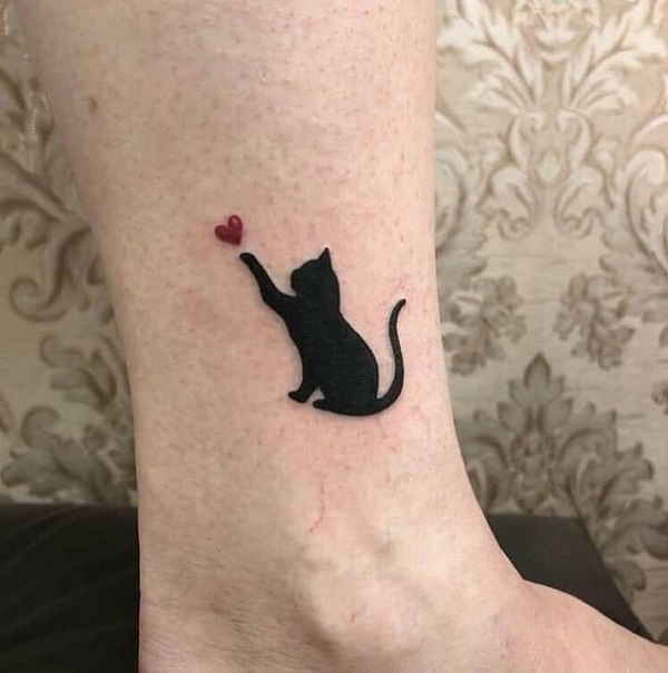 Татуировки кошек на груди