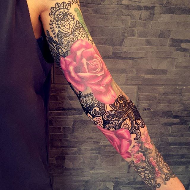 женский тату-рукав с кружевом и розами