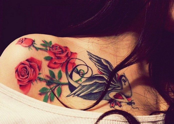 цветная татуировка на ключице ласточка и розы