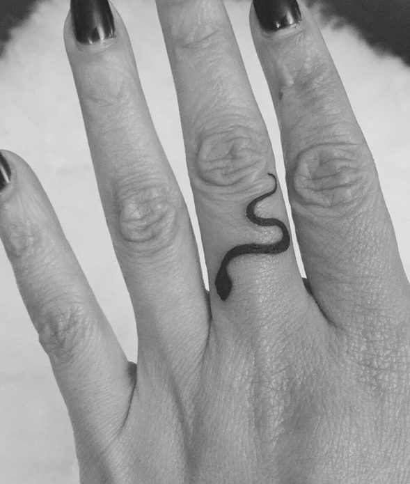 мини-тату змея на пальце чб