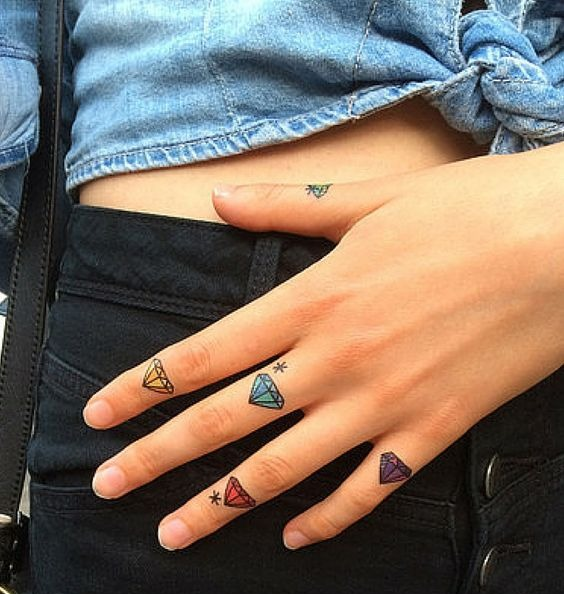 мини-тату алмазы на пальчиках руки для женщин