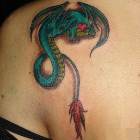 красивый изумрудный дракон на спине тату