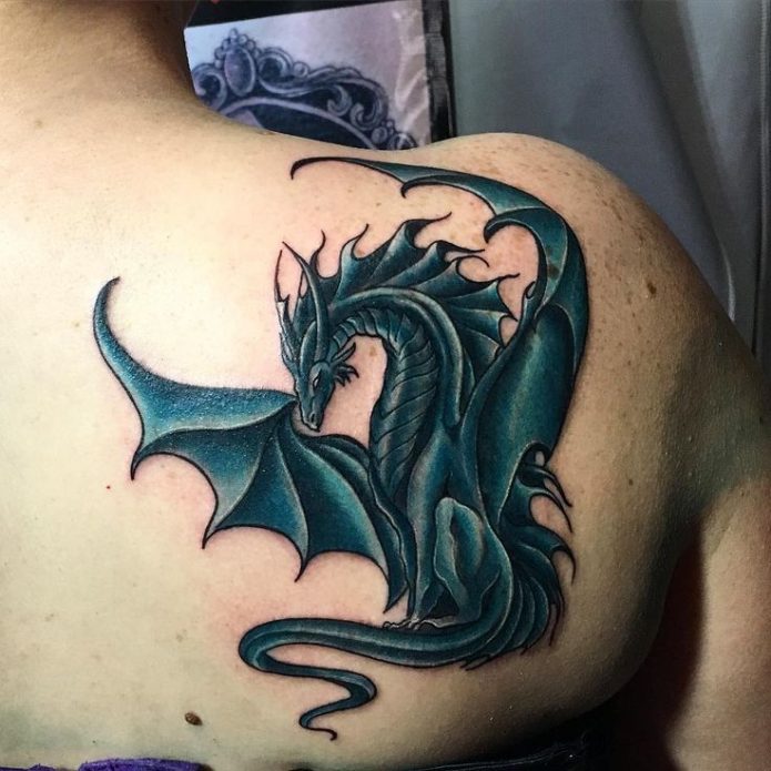 красивая татуировка дракон на спине