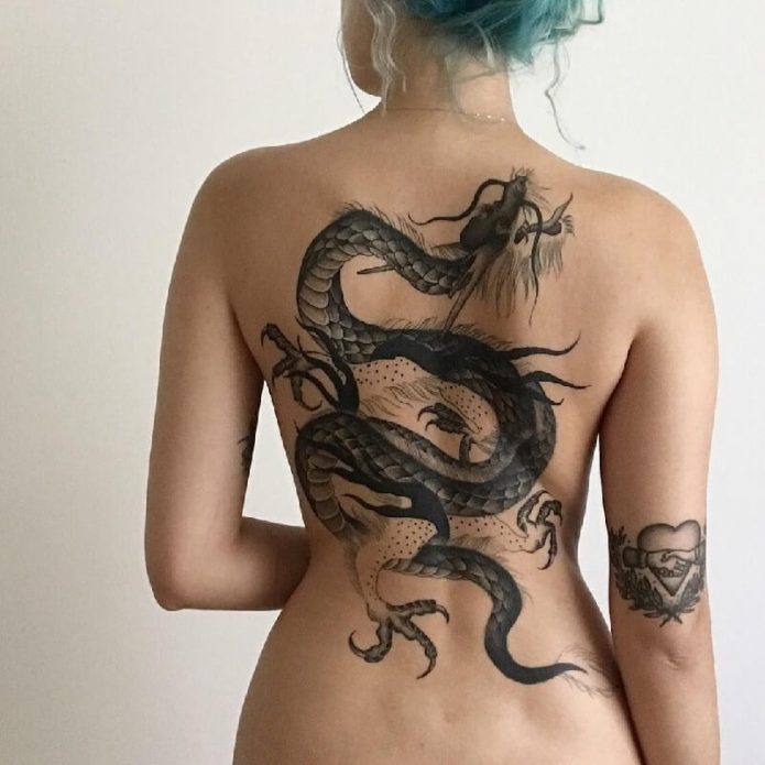татуировка на спине дракон