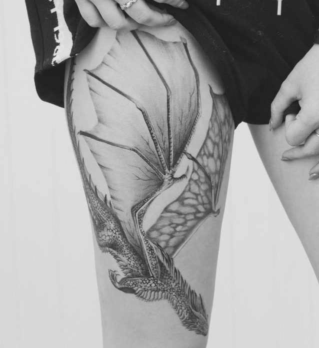 офигенный дракон на бедро эскиз тату для женщин