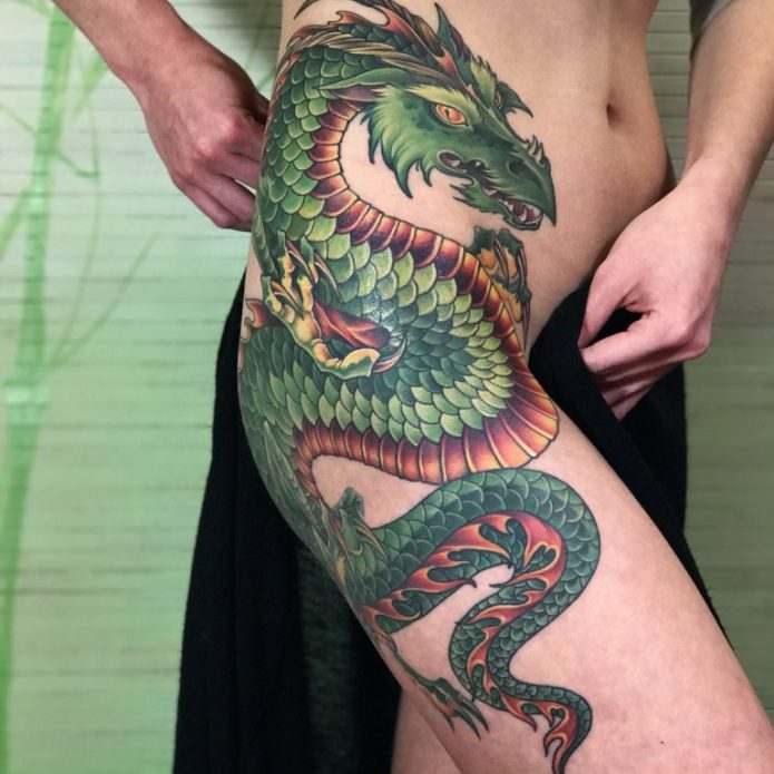 большой зелёный дракон татуировка на боку и бедре