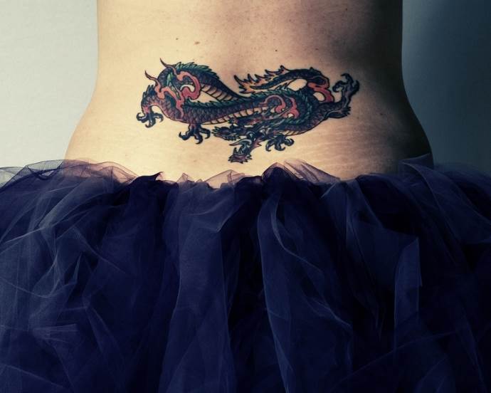 татуировка дракон на пояснице