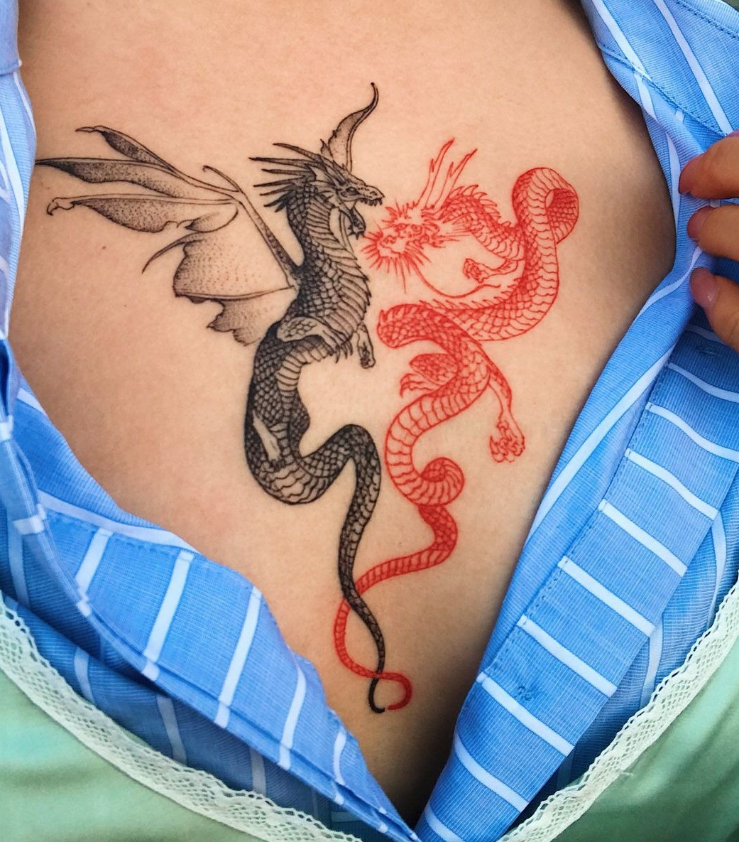 Значение тату дракона у девушки. Тату дракон на груди. Тату дракон на груди женские. Татуировка дракон на груди два. Татуировка дракона под грудью.