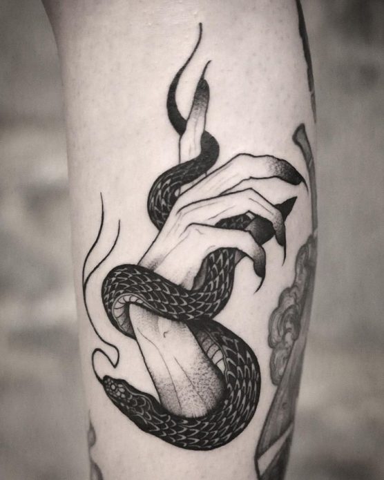 тату змея в руке чб, необычные эскизы со змеёй