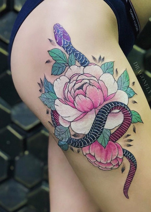 красивая татуировка змея и пионы на бедре у девушек