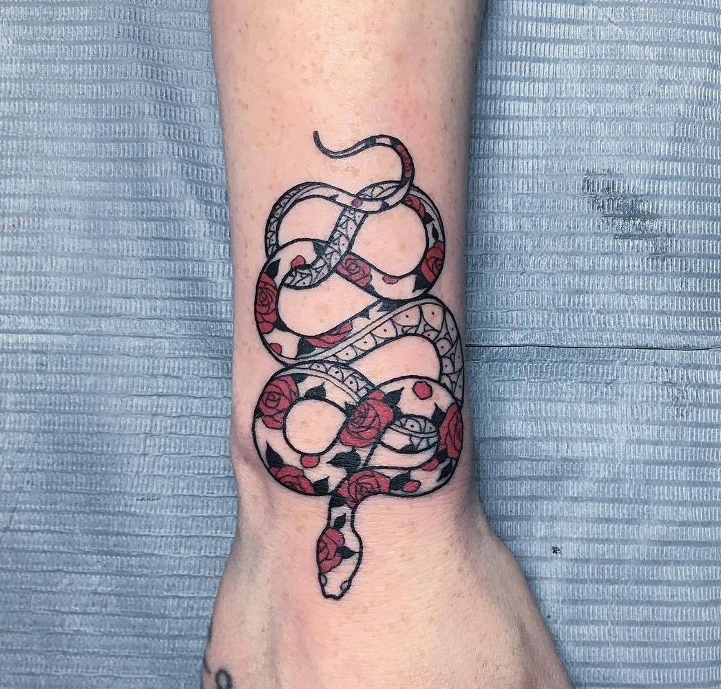 Татуировки змеи для девушек. Тату змеи. Тату со змеями. Тату змеи на руке. Тату змея для девушек.
