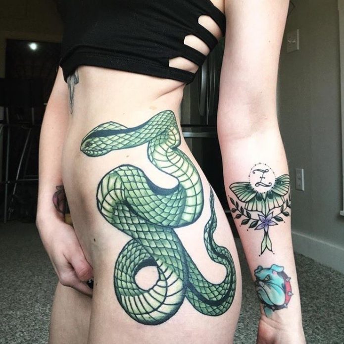 большая татуировка на бедре зелёная змея