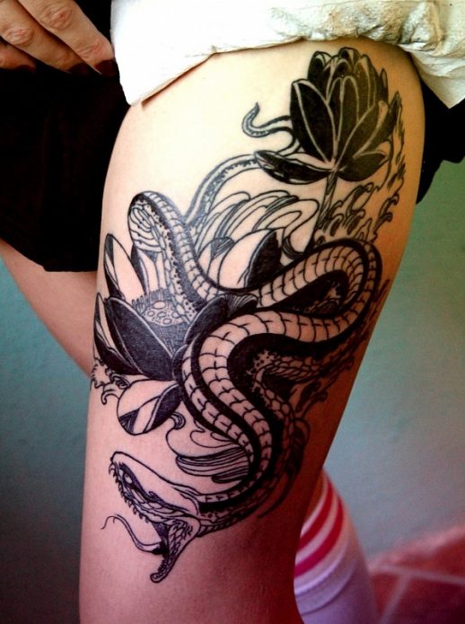 чёрно белая татуировка змея на бедре