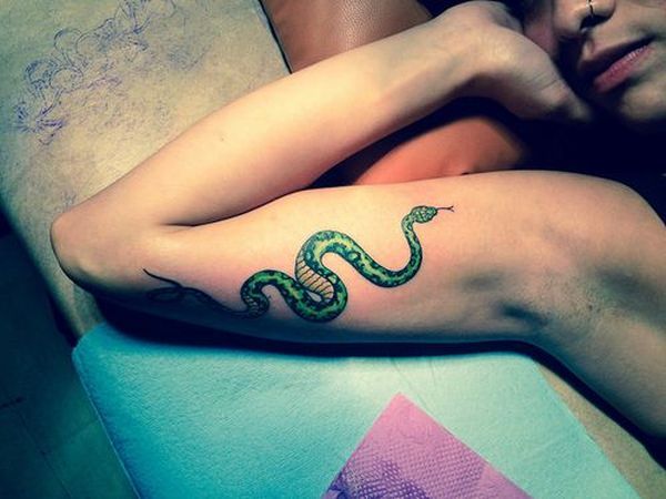 тату зелёная змейка на руке