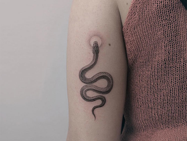 Татуировки для девушек змея