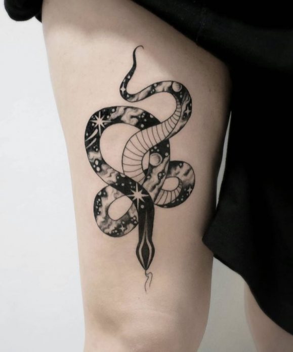 космическая змея чб татуировка для женщин