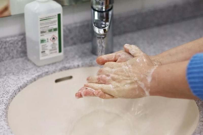 Как спасти руки от сухости, если приходится их постоянно мыть и дезинфицировать