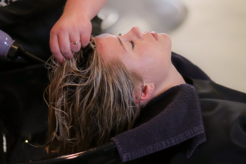 Как мыть голову в два раза реже: 9 советов от парикмахеров