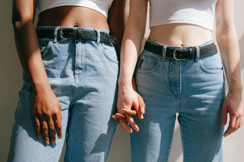 С чем носить джинсы, чтобы не растерять свою женственность: 5 идей на лето