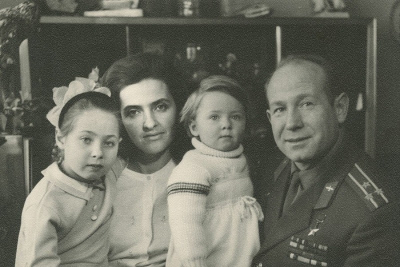Как выглядят внуки знаменитых космонавтов: Гагарина, Леонова и других